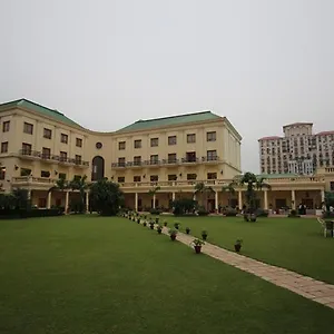 4* Hotel Dlf Club 4